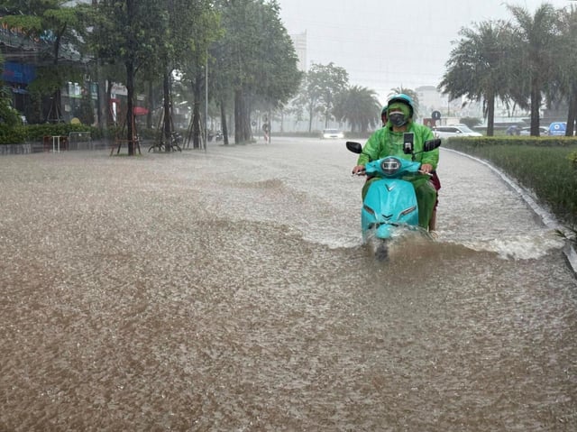 Una motocicleta avanza en una calle inundada de Hanói luego del paso del tifón Kajiki, el martes 26 de agosto de 2025, en Vietnam. (AP Foto/Hau Dinh)