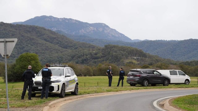 A serious incident is occurring at the property in Porepunkah, about 300km north-east of Melbourne, with a nearby school under lockdown.