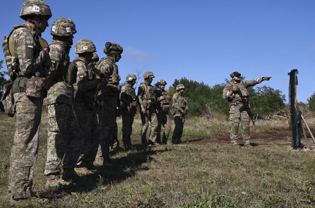 Reclutas ucranianos practicando habilidades militares.