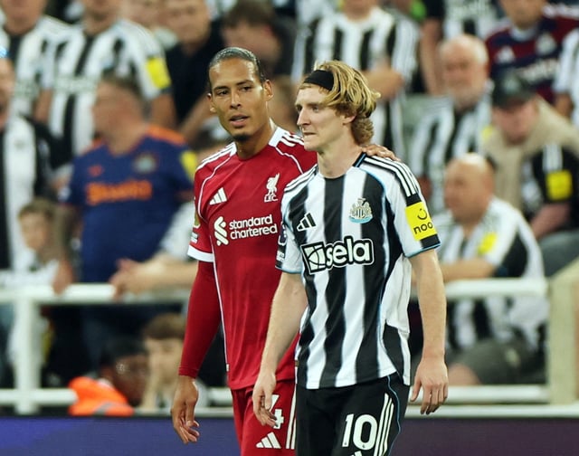 Soccer Football - Premier League - Newcastle United v Liverpool - St James' Park, Newcastle, Britain - August 25, 2025 Newcastle United's Anthony Gordon with Liverpool's Virgil van Dijk after being shown a red card REUTERS/Lee Smith