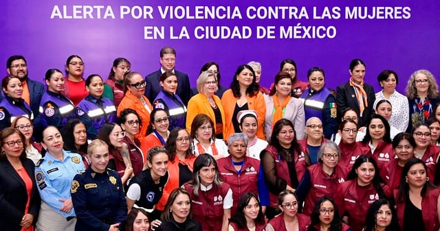 Mujeres y representantes del Gobierno de la Ciudad de México durante un evento en el que la Jefa de Gobierno, Clara Brugada, presentó su programa de Acciones por la Vida y la Justicia:. Foto: X @ClaraBrugadaM