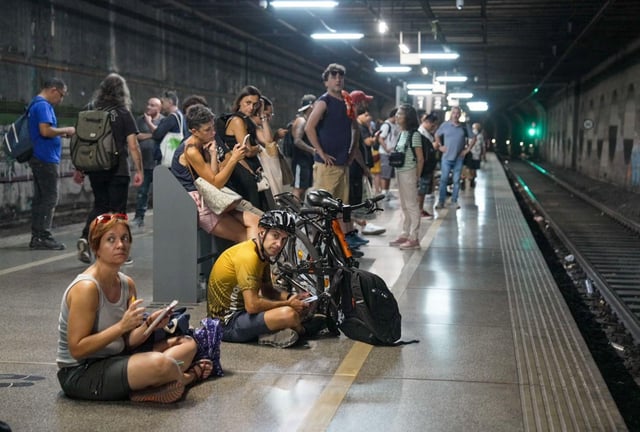 Incidencias en Rodalies Renfe en la estación de El Clot en Barcelona