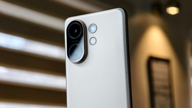 Vivo T4 Pro in gold.