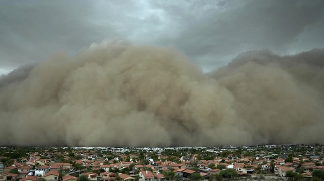Ein Staubsturm nähert sich der Stadt Phoenix