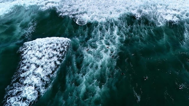 Alerte aux fortes vagues sur la côte Atlantique en raison de l’ex-ouragan Erin