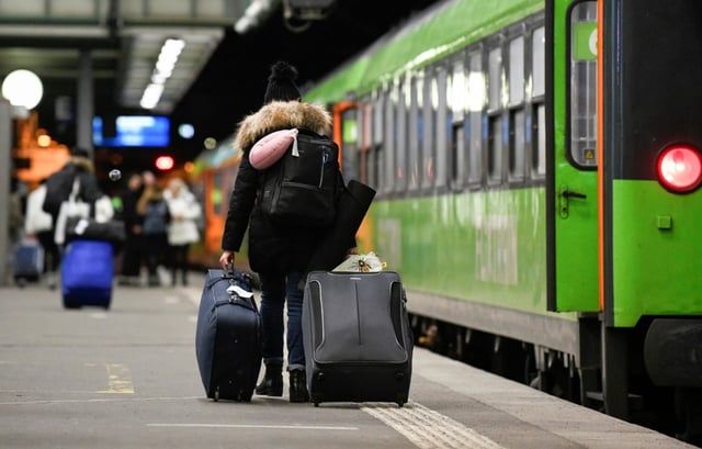Der Reiseanbieter Flix will mit seinen neuen Zügen die Preise der Deutschen Bahn unterbieten. "Wir werden immer günstiger bleiben als die Deutsche Bahn", sagte Flix-Chef André Schwämmlein der "Süddeutschen Zeitung".