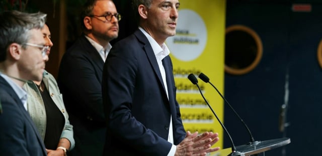 Raphaël Glucksmann (c), co-président du parti Place publique (PP), lors d'une conférence de presse à Paris, le 23 juin 2025