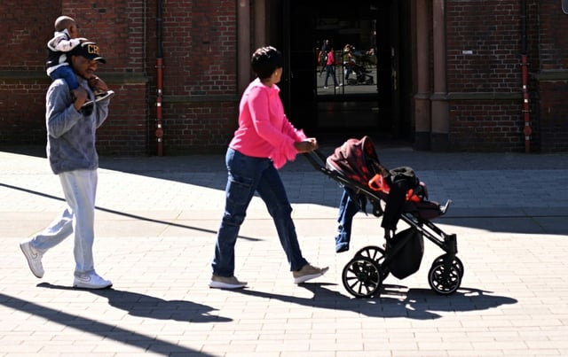 Der Medienkonsum ihrer Kinder bereitet Eltern die größten Sorgen. In einer Umfrage der Körber-Stiftung gab die Hälfte der Elternteile an, dass sie sich wegen des Umgangs der Kinder mit Medien am meisten sorgen. Schlechte Noten folgen mit Abstand.