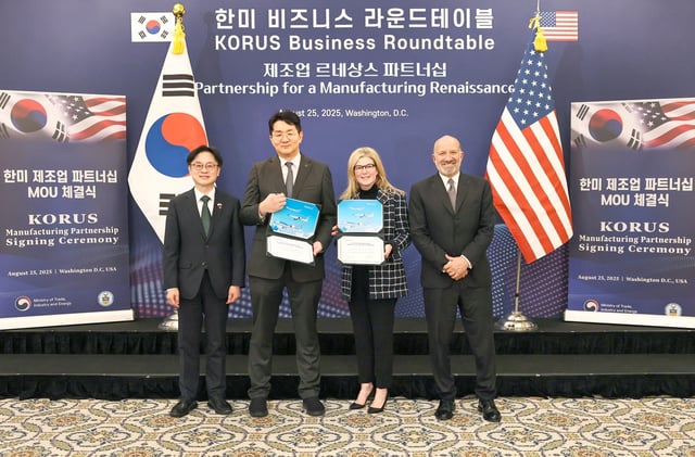 This photo, taken Aug. 25, 2025, and provided by Korean Air Co., shows (from L) South Korean Industry Minister Kim Jung-kwan; Korean Air Chairman and CEO Cho Won-tae; Stephanie Pope, president and CEO of Boeing Commercial Airplanes; and U.S. Commerce Secretary Howard Lutnick at a signing ceremony in Washington, D.C., for Korean Air's purchase of 103 next-generation aircraft from Boeing. (PHOTO NOT FOR SALE) (Yonhap)