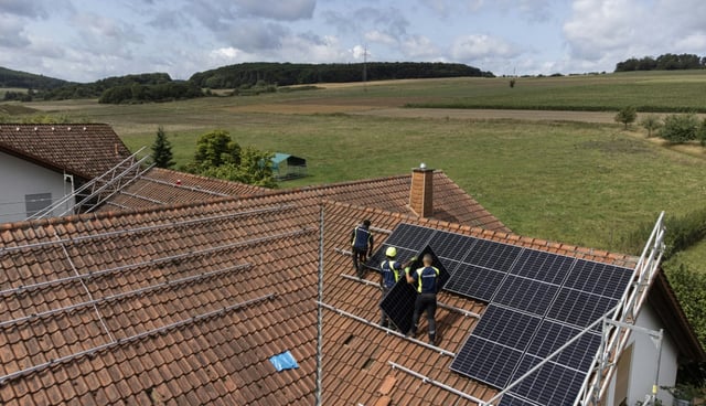 Die Deutsche Umwelthilfe (DUH) fordert vom Bundeswirtschaftsministerium einen stärkeren Fokus auf Solarenergie für die breite Bevölkerung statt neue Gaskraftwerke.