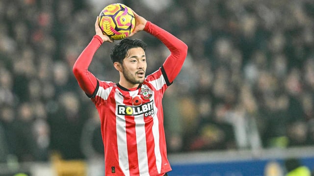 Fußballer Yukinari Sugawara führt im Trikot des FC Southampton einen Einwurf aus.