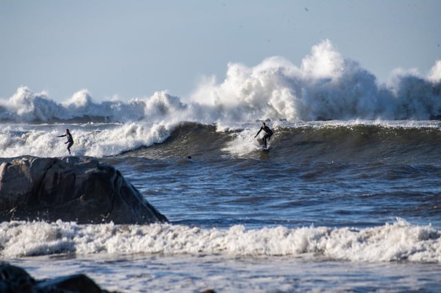 Des surfeurs attrapent les vagues causées par l’ouragan Erin à Narragansett, Rhode Island, États-Unis, le 22 août 2025.