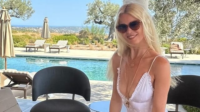 Supermodel Claudia Schiffer ist 55 Jahre alt geworden, zeigt ihre zeitlose Schönheit.