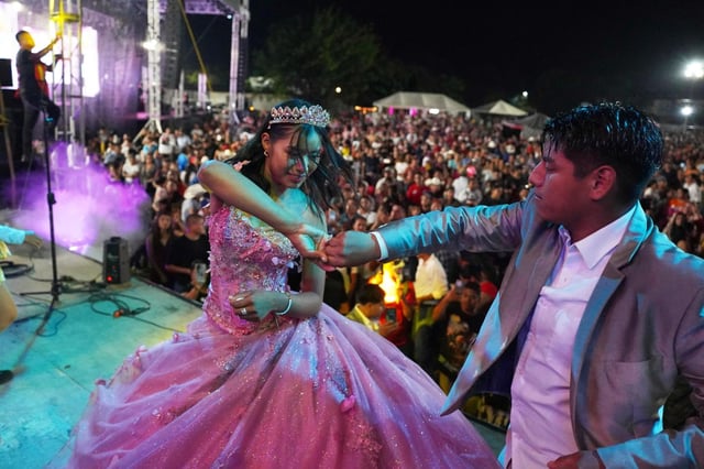 Isela Anahí Santiago Morales baila durante su Quinceañera en un estadio en Axtla de Terrazas, México, el sábado 23 de agosto de 2025, organizado por la comunidad después de que una invitación de su padre en medios sociales reuniera apoyos tras una fiesta inicial con escasa asistencia. (AP Foto/Mauricio Palos)