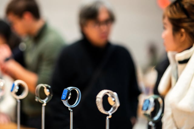 Apple smartwatches are displayed as customers wait to buy them at the Apple store in New York, U.S., December 26, 2023. REUTERS/Eduardo Munoz/File Photo