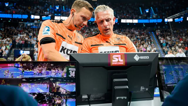 Die Referees können sich strittige Torszenen anschauen