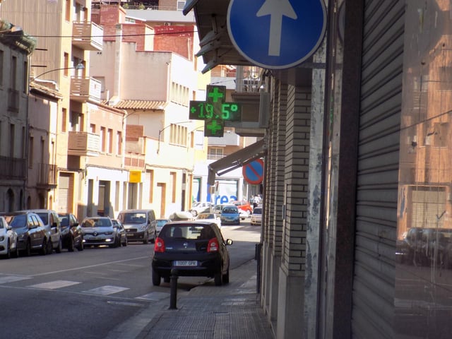 Una farmacia de Manresa marca temperaturas por debajo de los 20 grados en pleno julio, en una imagen de archivo.