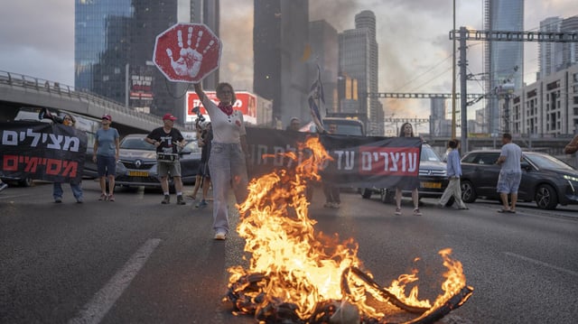 Demonstrierende blockieren eine Straße in Israel.