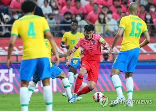 Son Heung-min (C) dribbles the ball during a friendly between South Korea and Brazil, in this 2022 file photo. (Yonhap)