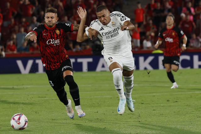 El defensa hispanoargentino del RCD Mallorca Pablo Maffeo (i) intenta frenar una acción del delantero francés del Real Madrid Kylian Mbappé (d) durante el partido de LaLiga entre el RCD Mallorca y el Real Madrid, este domingo en el estadio de Son Moix, en Palma | Foto: Cati Cladera