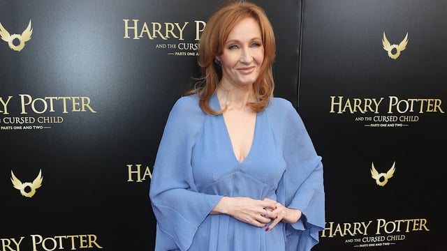 Joan K. Rowling kritisiert auf X, dass Trans-Neonazi Liebich in den Frauenknast soll.