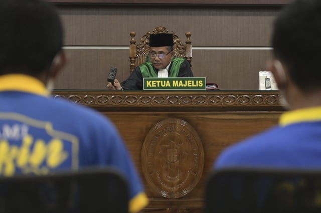 Chief Judge Rokhmadi bangs the gavel during the sentencing hearing for two men accused of having gay sex, at the Sharia Court in Banda Aceh, Indonesia, Monday, Aug. 11, 2025. (AP Photo/Reza Saifullah)