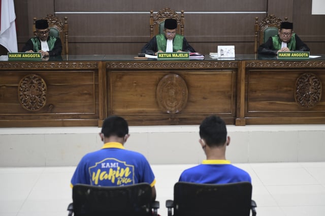 Chief Judge Rokhmadi, center, reads his verdict during the sentencing hearing for two men accused of having gay sex, at the Sharia Court in Banda Aceh, Indonesia, Monday, Aug. 11, 2025. (AP Photo/Reza Saifullah)