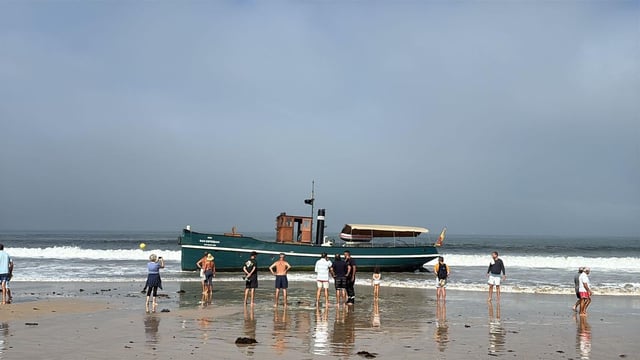 El «San Esteban», el buque de acero más antiguo de España, amaneció varado en el arenal