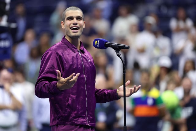 Carlos Alcaraz, en la noche del US Open, tras vencer a Reilly Opelka, sonriendo por las reacciones que generó su nuevo look capilar