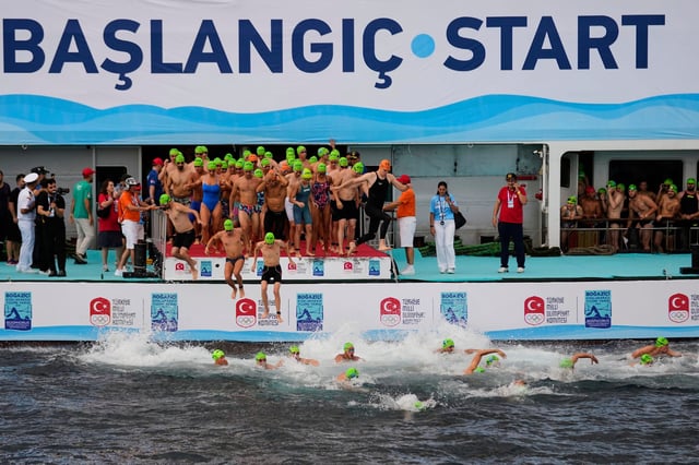 Dutzende Schwimmer starten das Rennen gleichzeitig, gemessen wird ihre Zeit ab dem individuellen Start