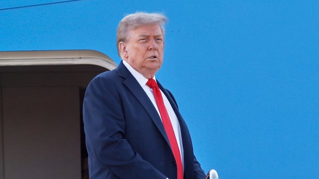 Trump's public demeanor and language and verbal dysfunction are the first things we see, the expert continued, adding that his motor ability is now beginning to deteriorate, reported the Mirror.