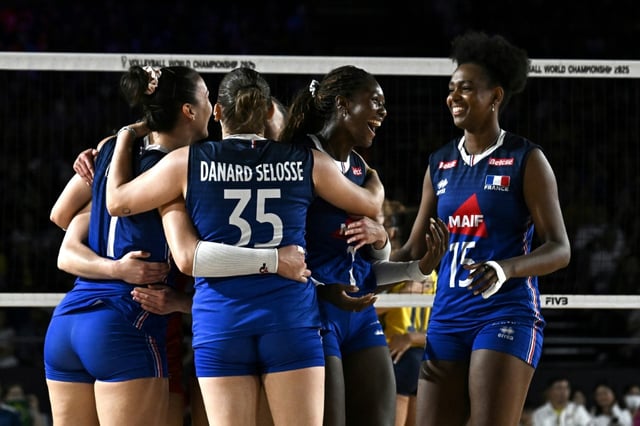 Les joueuses de l'équipe de France s'encouragent pendant le match du Mondial contre le Brésil le 24 août 2025 à Chiang Mai, en Thailande