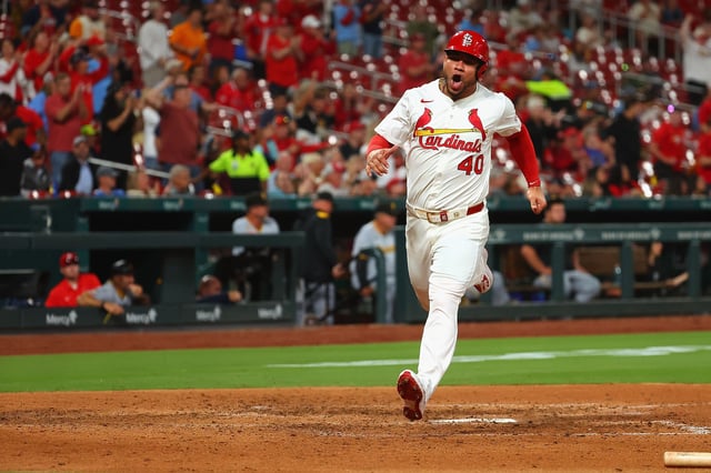 ST LOUIS, MISSOURI - AUGUST 25: Willson Contreras #40 of the St. Louis Cardinals scores a run against the Pittsburgh Pirates in the fifth inning at Busch Stadium on August 25, 2025 in St Louis, Missouri.