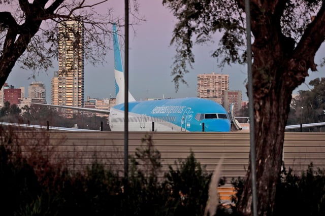 Aviones detenidos en Aeroparque por el paro de controladores