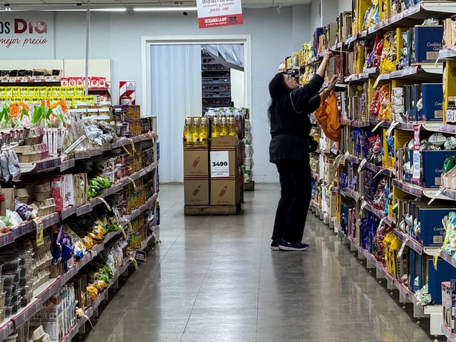 AME8373. BUENOS AIRES (ARGENTINA), 11/04/2025.- Una mujer compra alimentos en un supermercado este viernes, en Buenos Aires (Argentina). El índice de precios al consumidor (IPC) en Argentina se situó en marzo pasado en el 55,9 % interanual, su undécima desaceleración consecutiva, informó este viernes el Instituto Nacional de Estadística y Censos (Indec). EFE/ Juan Ignacio Roncoroni