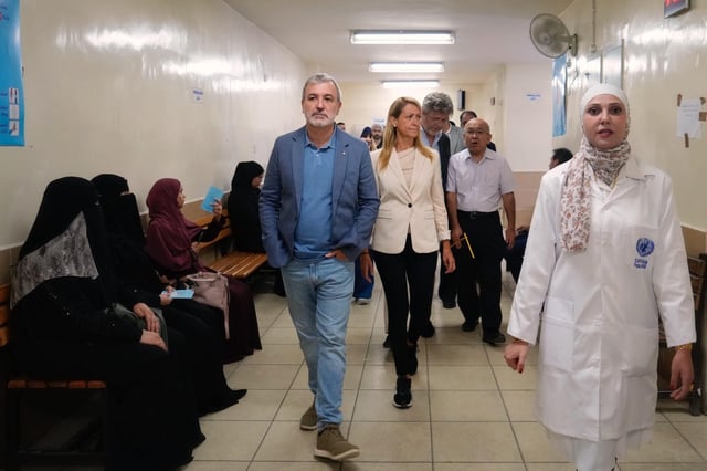 El alcalde de Barcelona, Jaume Collboni, visita el campamento de refugiados de Amán.
