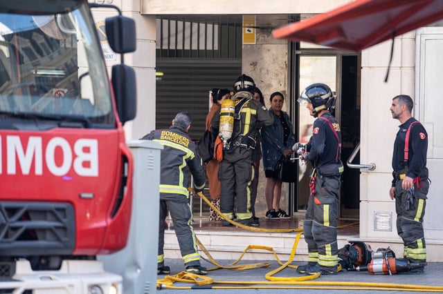 Bomberos de Barcelona trabajan en la extición de un incendio en un piso, en una imagen de archivo.