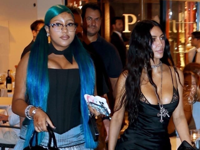 North West (izquierda) y Kim Kardashian (derecha) durante sus vacaciones en Roma. Foto: Cobra Team / BACKGRID