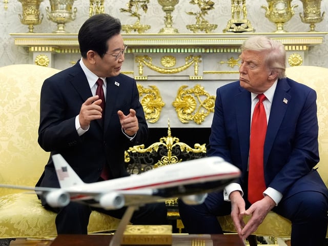 Der südkoreanische Präsident Lee Jae Myung spricht, während Präsident Donald Trump ihm während eines Treffens im Oval Office des Weißen Hauses am Montag, dem 25. August 2025, in Washington zuhört.