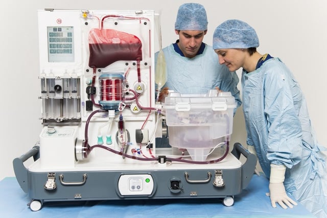 Surgeons with OrganOx's metra device (Credit: OrganOx)