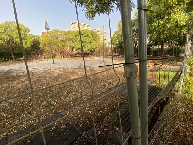 Abandono en el Jardín del Turia: Columpios cerrados, agua verde en las fuentes y vegetación seca