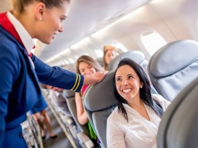 Azafata cambio de asientos vuelo avión Foto: Getty