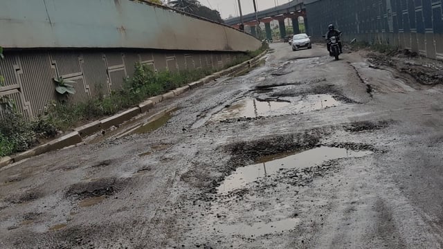 With temporary fixes proving ineffective, Bengaluru's residents are left frustrated as new potholes appear shortly after repairs. (Source: Shruti Agrawal/Twitter)