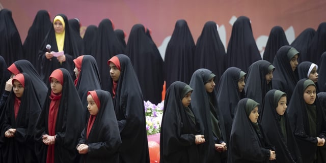 Kinder im Iran mit Hijab: Das Kleidungsstück hat auch hier Fans und Verkäufer. Foto: picture alliance / NurPhoto | Morteza Nikoubaz