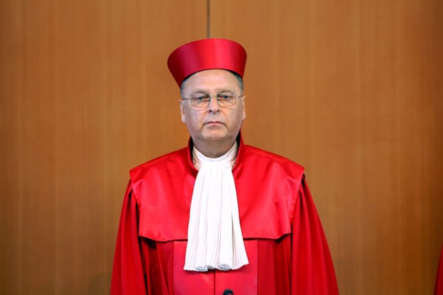 Richterwahl. Der frühere Präsident des Bundesverfassungsgerichts, Hans-Jürgen Paiper, hält Zurückweisungen von Asylmigranten an den deutschen Grenzen nicht nur für möglich, sondern für „geboten“. Ein souveräner Staat dürfe nicht gezwungen werden, jedem Asyl zu gewähren. Er formuliert eine klare Forderung. Der Bundesverfassungsrichter, Vorsitzender Senat und Präsident des BVG Hans-Jürgen Papier am 27.07.2005 im Bundesverfassungsgericht in Karlsruhe. Der Erste Senat des Bundesverfassungsgerichts in Karlsruhe verkündet sein Urteil zur vorbeugenden Telefonüberwachung in Niedersachsen. Der frühere Präsident des Bundesverfassungsgerichts Hans-Jürgen Papier (Archiv): Zurückweisungen hält er für geboten Foto: picture-alliance/ dpa/dpaweb | Uli Deck