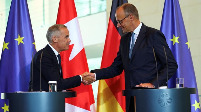 Mark Carney und Friedrich Merz geben sich die Hand.