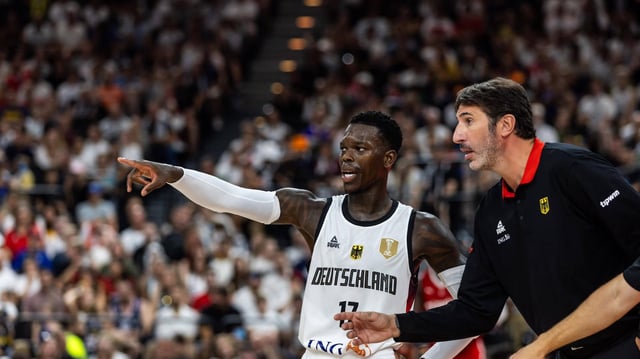 DBB-Kapitän Dennis Schröder, Bundestrainer Alex Mumbru 