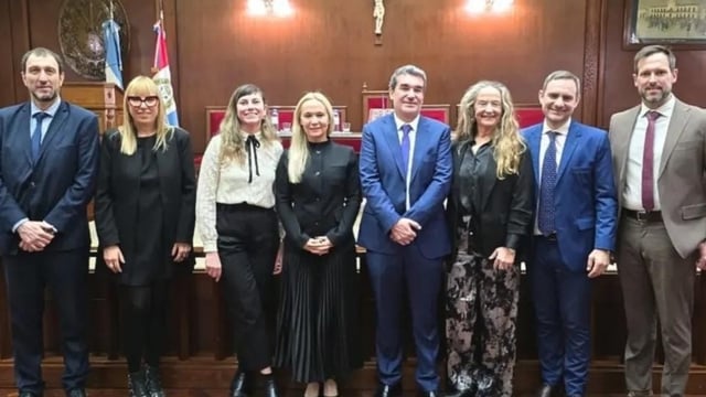 Matías Merlo junto a la fiscal general de Santa Fe, Cecilia Vranicich, y otros fiscales que juraron en Rosario. 