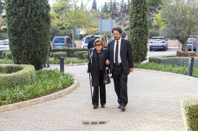 Ana María Jaume con su hijo Sebastián en noviembre pasado, en el velatorio de Gabriel Escarrer, en el tanatorio de Son Valentí, en Palma.