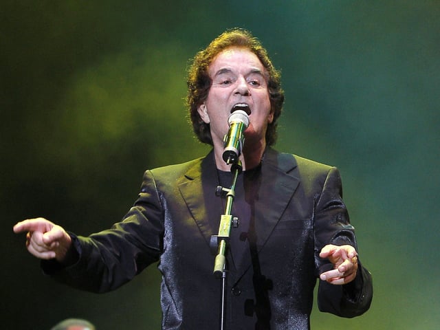 FOTODELDIA MADRID, 26/08/2025.- Fotografía de archivo, tomada el 05/07/2011, de Manuel de la Calva, miembro del Dúo Dinámico, uno de los grupos más famosos del pop español de mediados del siglo pasado, que ha fallecido este martes a los 88 años de edad en Madrid. EFE/ARCHIVO/Kote Rodrigo